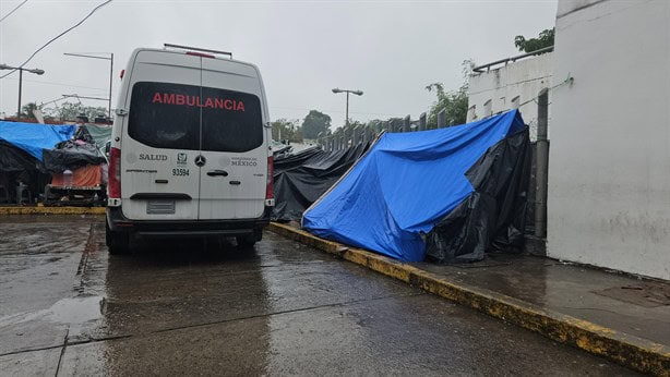 ¡En pleno frío!, esperan familiares de pacientes del hospital regional de Poza Rica