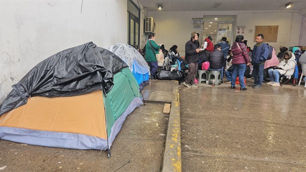 ¡En pleno frío!, esperan familiares de pacientes del hospital regional de Poza Rica