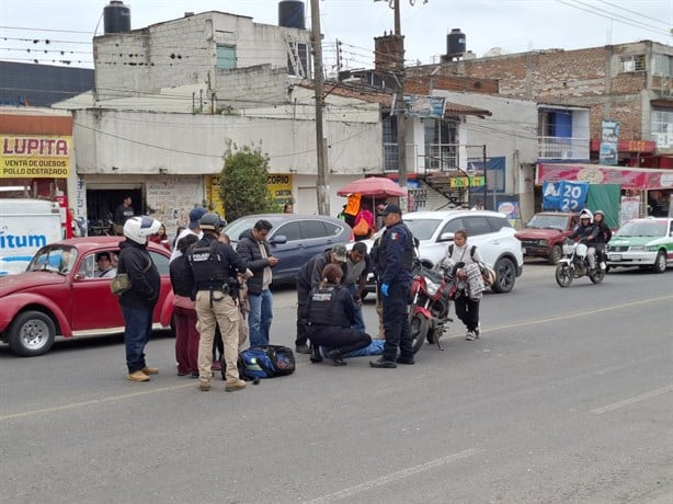 Motociclista arrolla a una mujer en avenida Chedraui Caram de Xalapa