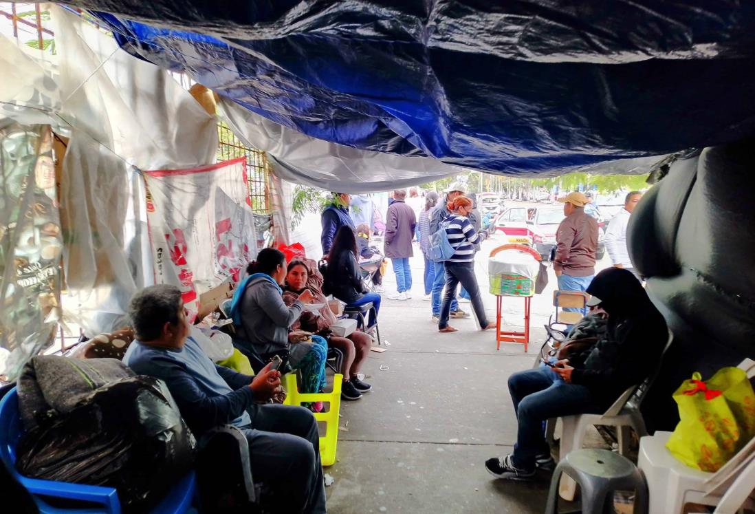 Familiares de pacientes del Hospital General instalan campamento para resguardarse del frío y norte