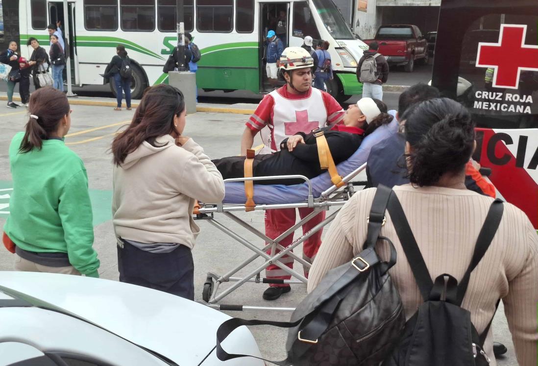 Mujer ingresa al IMSS de Veracruz al caerle en la cabeza un panel solar de luminaria