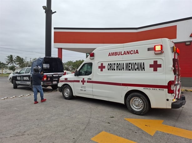 Mujer ingresa al IMSS de Veracruz al caerle en la cabeza un panel solar de luminaria