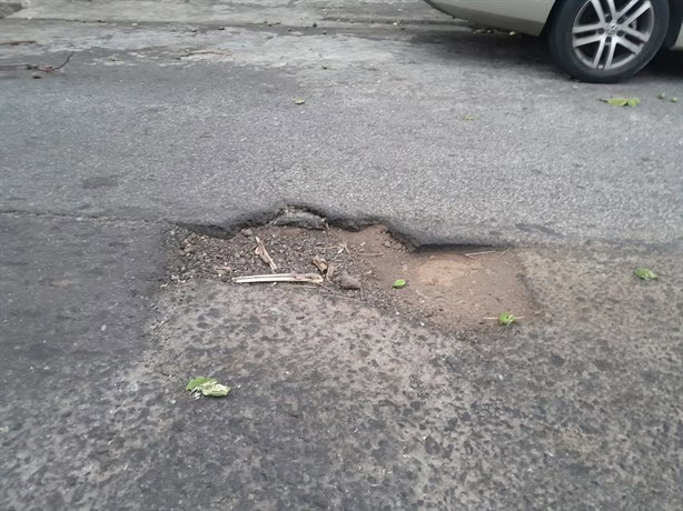 Alertan por la formación de baches en el fraccionamiento Reforma, en Veracruz