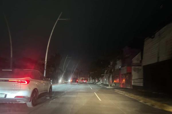 Apagón sorprende en Boca del Río por rachas de viento de hasta 120 K/h