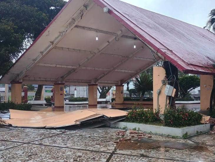 Frente Frío 24: intensas rachas de viento casi destruyen kiosco del parque en Coatzacoalcos | FOTOS