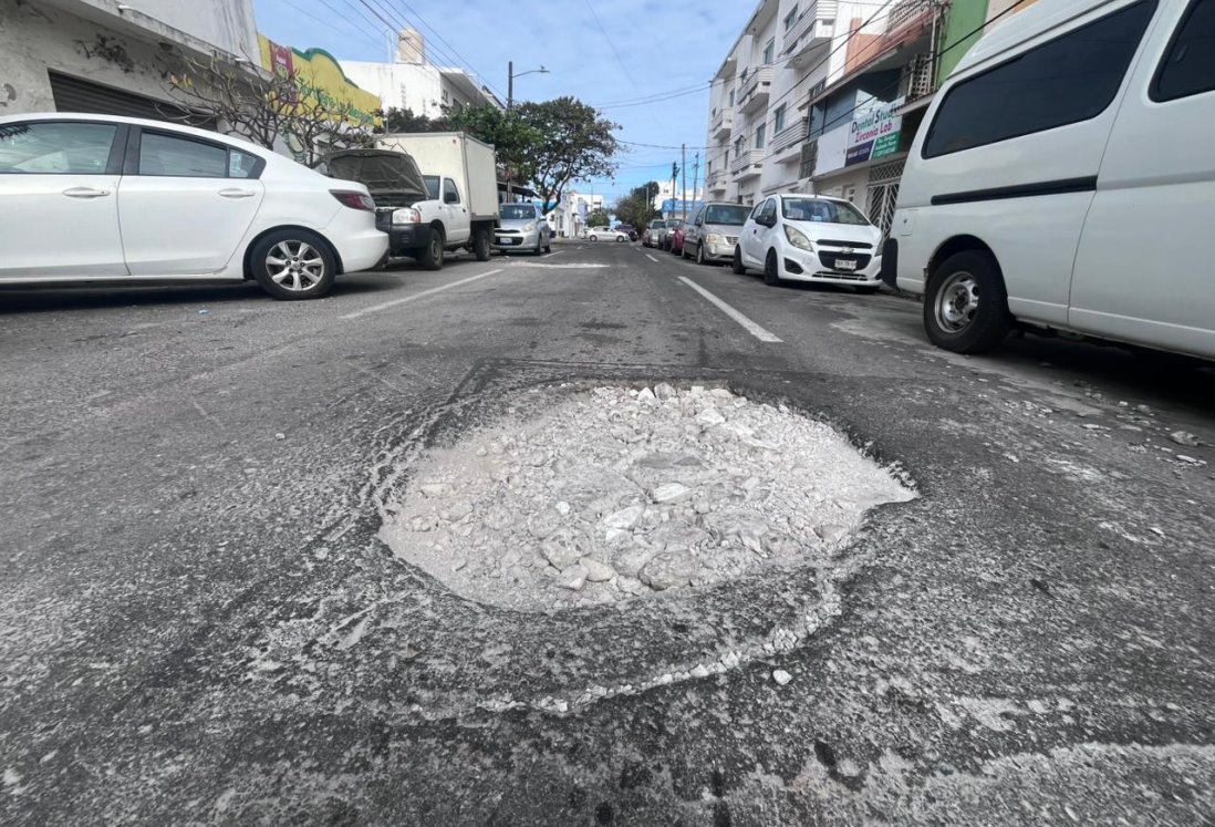 Vecinos de la colonia Flores Magón urgen reparación de baches en Alacio Pérez