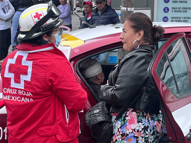 Mujer de 80 años lesionada tras choque entre taxi y camioneta en Veracruz