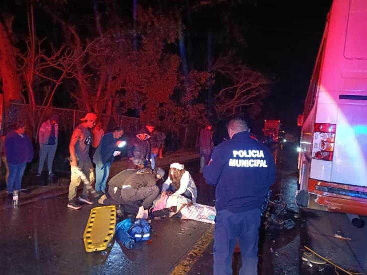 En carretera Las Trancas-Coatepec, motociclista choca contra autobús