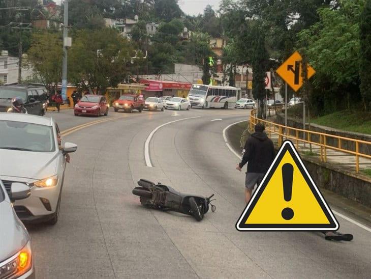 Motociclista pierde el control y derrapa en calle Bolivia de Xalapa