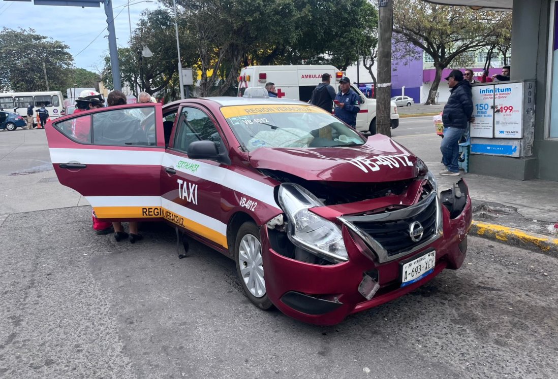 Mujer de 80 años lesionada tras choque entre taxi y camioneta en Veracruz