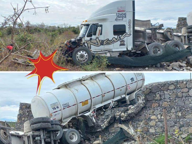 Tráiler se sale de la rampa de frenado en libramiento Cerro Gordo-Plan del Río