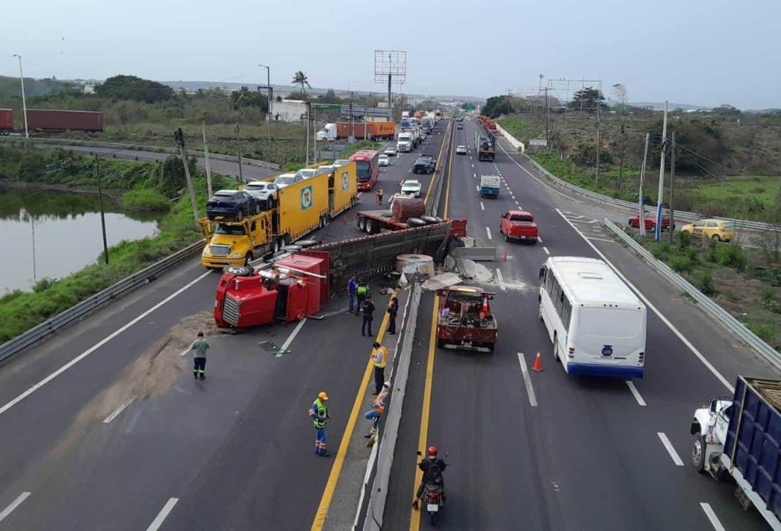 Vuelca tráiler de doble remolque sobre la autopista Veracruz – Cardel