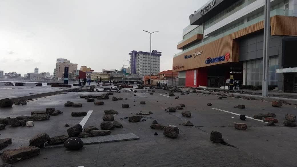 Norte en Veracruz: ¿Cómo se evitó que salieran las piedras del mar al boulevard?