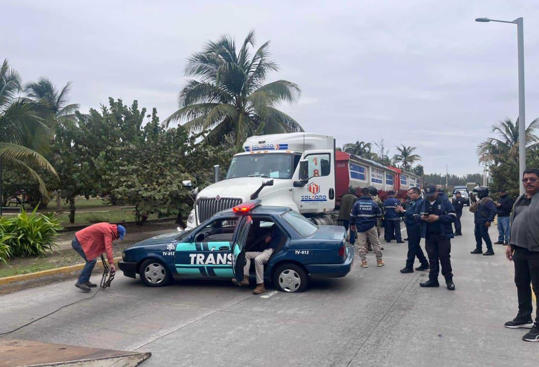 Tráiler arrastra patrulla de Tránsito en calles de Veracruz | VIDEO