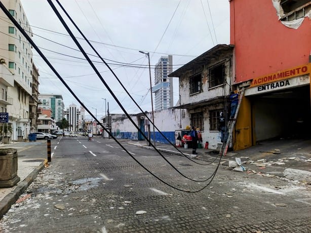 Norte en Veracruz arranca parte de fachada en plaza del centro histórico