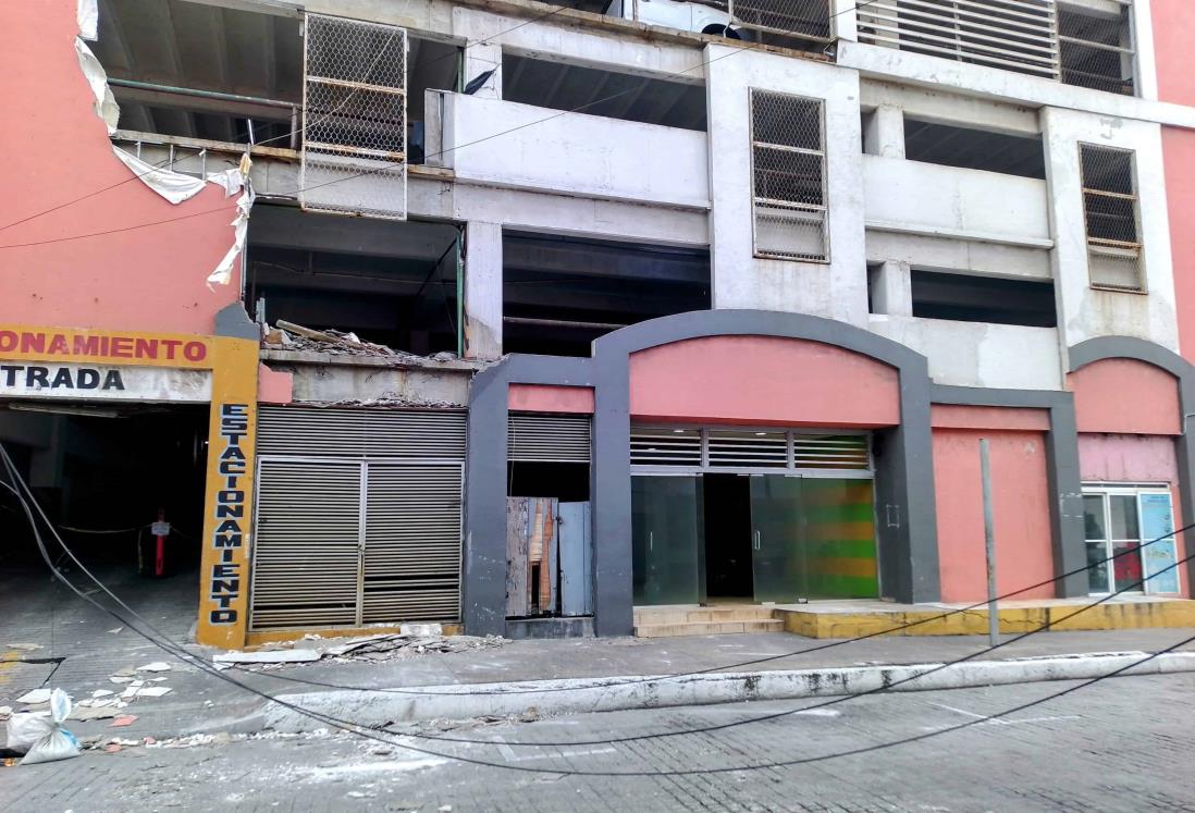 Norte en Veracruz arranca parte de fachada en plaza del centro histórico