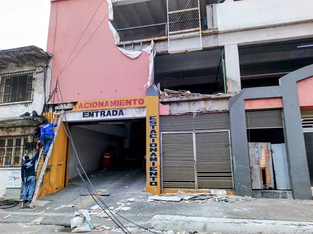 Norte en Veracruz arranca parte de fachada en plaza del centro histórico