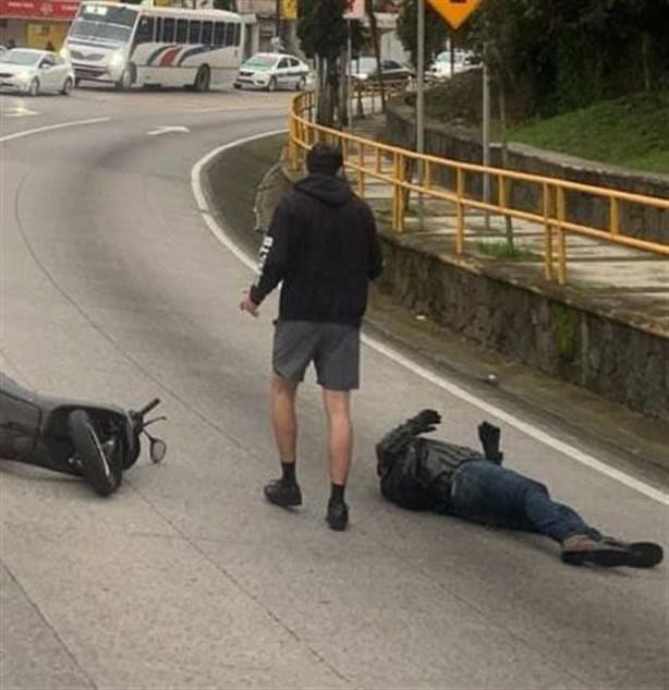 Motociclista pierde el control y derrapa en calle Bolivia de Xalapa