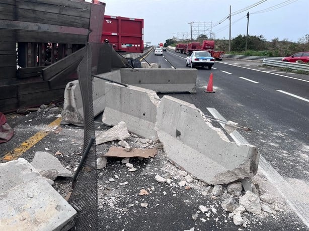 Vuelca tráiler de doble remolque sobre la autopista Veracruz – Cardel