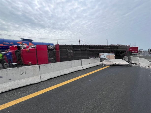 Vuelca tráiler de doble remolque sobre la autopista Veracruz – Cardel