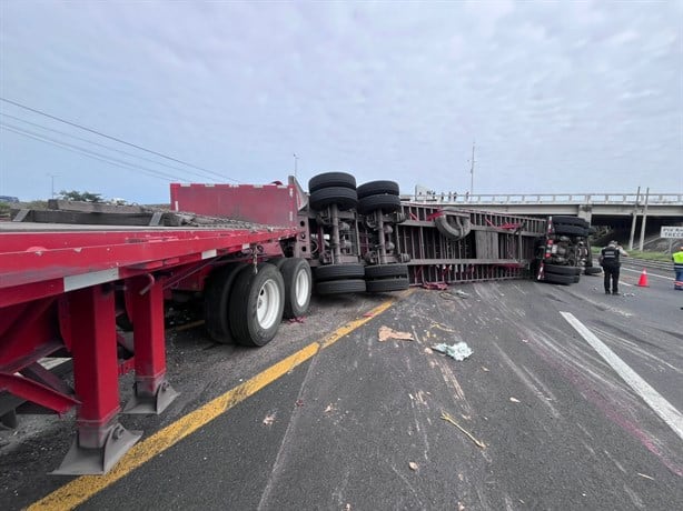 Vuelca tráiler de doble remolque sobre la autopista Veracruz – Cardel