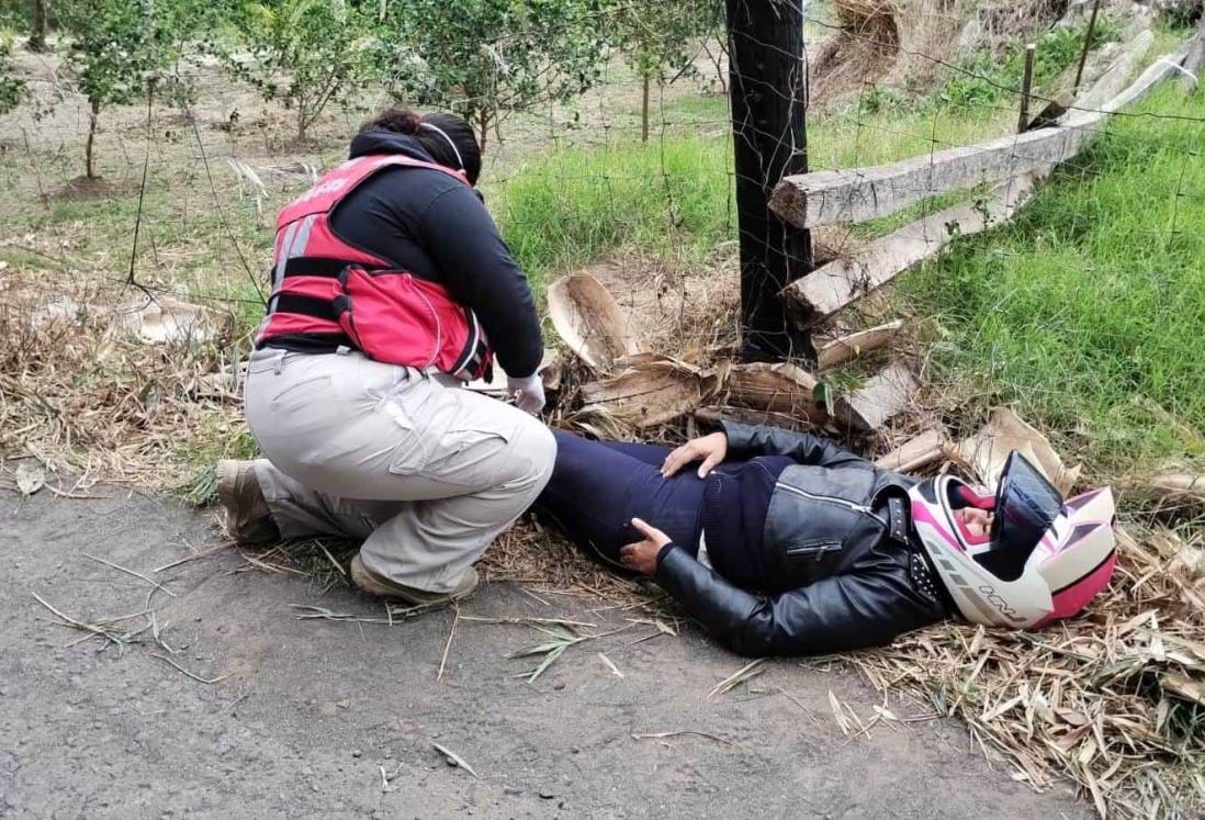 Jovencita derrapa en moto en carretera de Medellín; está hospitalizada