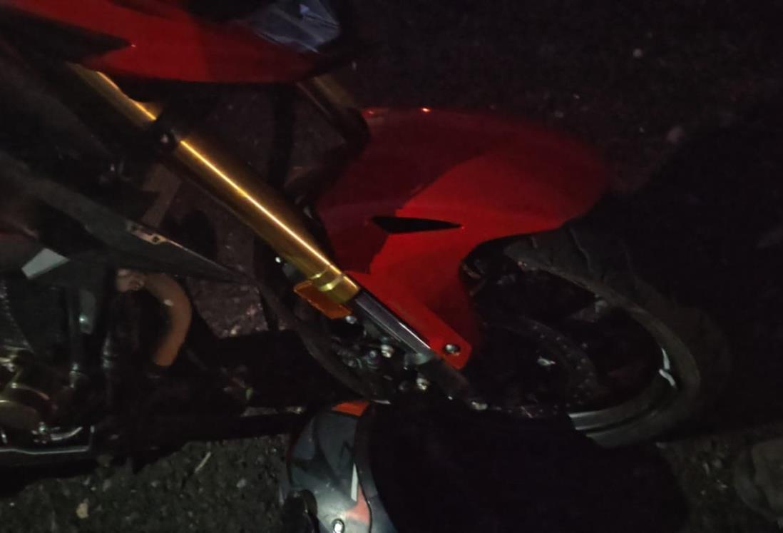 Cae de la moto tras enredarse con una rama de árbol en Actopan