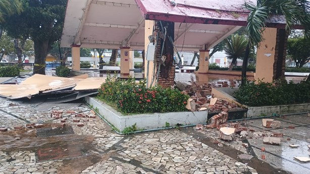 Frente Frío 24: intensas rachas de viento casi destruyen kiosco del parque en Coatzacoalcos | FOTOS