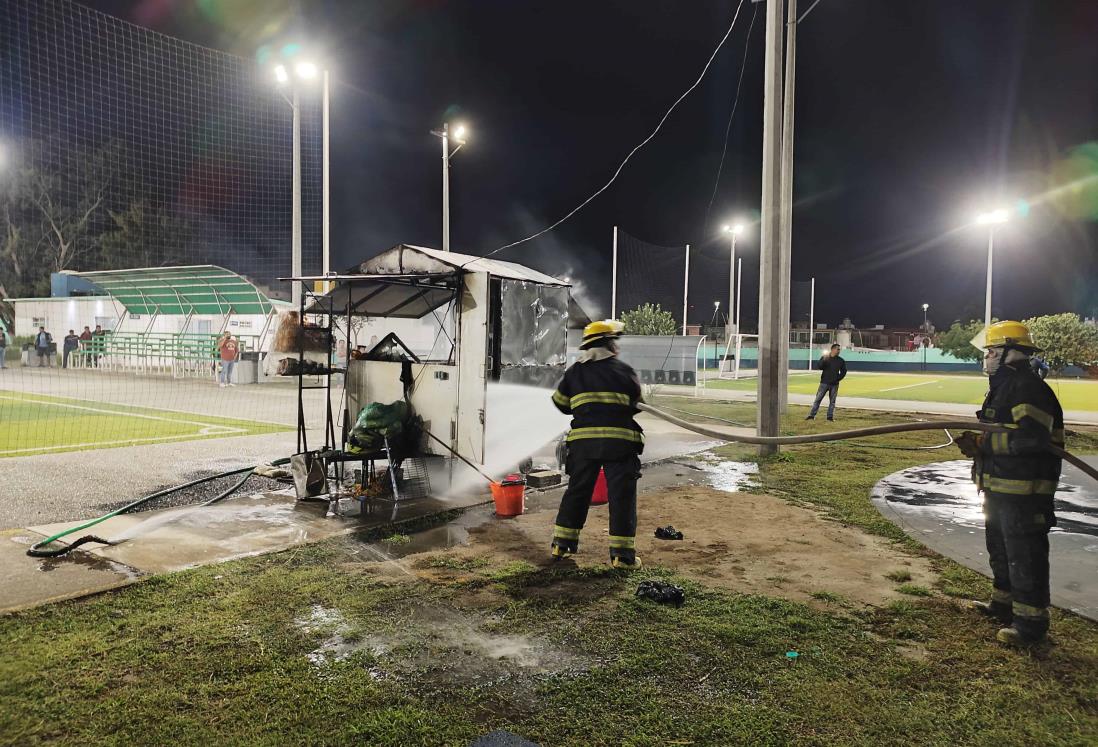 Se incendia local de comida en el parque La Pinera, en Veracruz