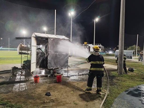 Se incendia local de comida en el parque La Pinera, en Veracruz