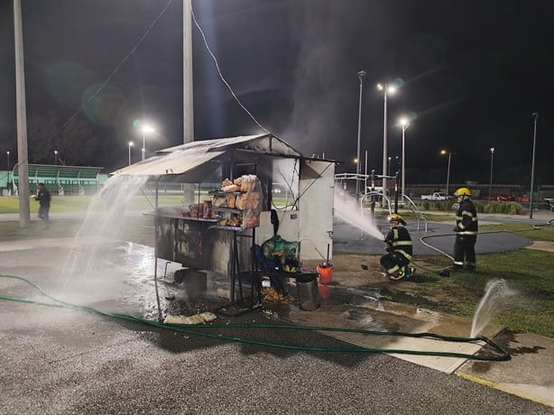 Se incendia local de comida en el parque La Pinera, en Veracruz