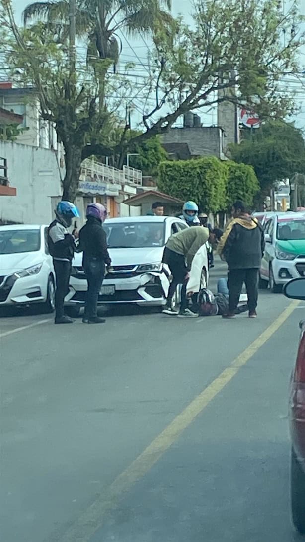 En avenida Miguel Alemán, en Xalapa, motociclista herido por automovilista