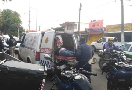 En avenida Miguel Alemán, en Xalapa, motociclista herido por automovilista