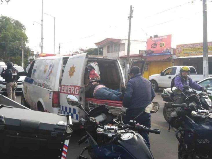 En avenida Miguel Alemán, en Xalapa, motociclista herido por automovilista