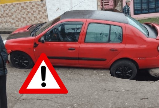 ¡Se fue! auto cae a socavón en Tlapacoyan