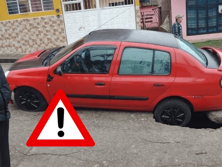 ¡Se fue! auto cae a socavón en Tlapacoyan