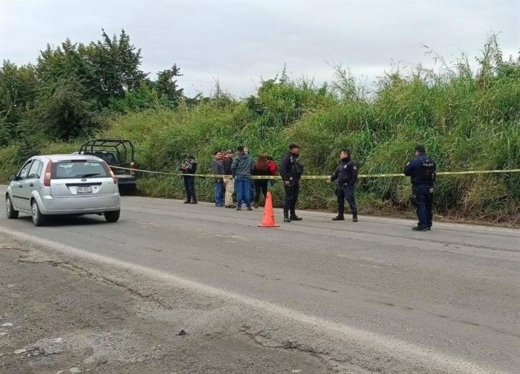 Hallan cadáver con aparentes huellas de tortura en carretera Tlapacoyan-Martínez