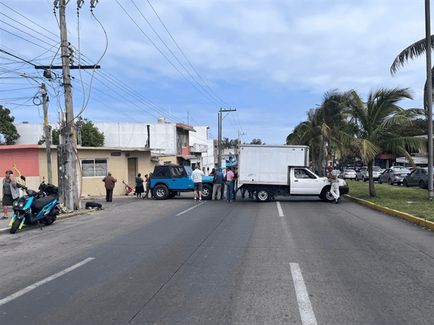 Vecinos de la colonia Pascual Ortiz Rubio bloquean avenida Xalapa por falta de luz