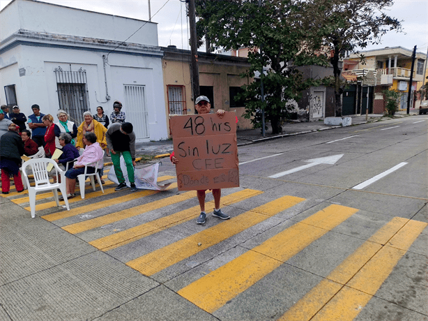 Vecinos de Ricardo Flores Magón bloquean calle por falta de luz en Veracruz