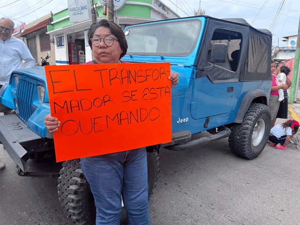 Vecinos de la colonia Pascual Ortiz Rubio bloquean avenida Xalapa por falta de luz