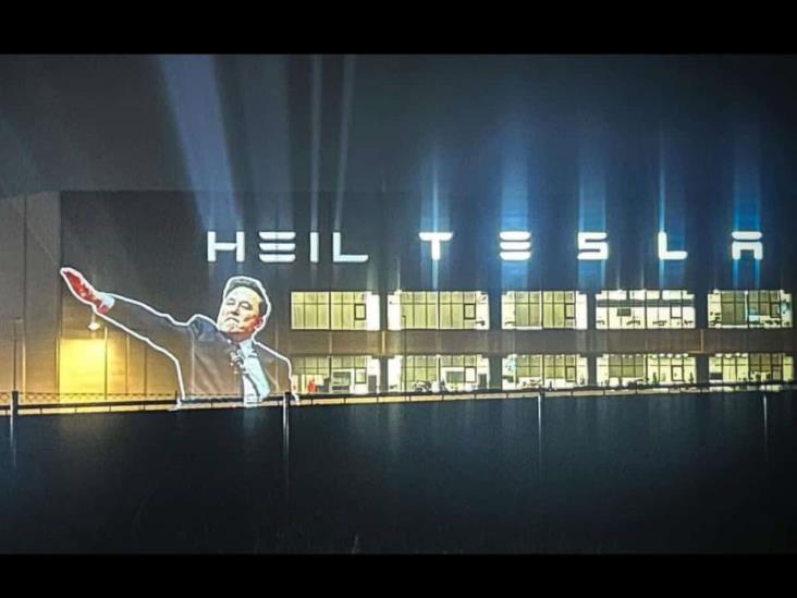 Heil Tesla: proyectan en sede en Berlín saludo nazi de Elon Musk