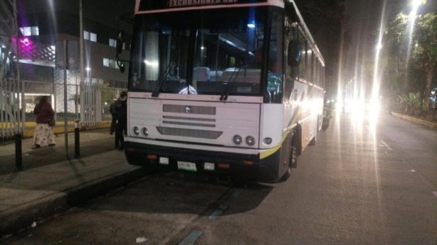 ¡Noble causa! SUX envía autobús al CAE en Xalapa; para resguardar a familiares de pacientes