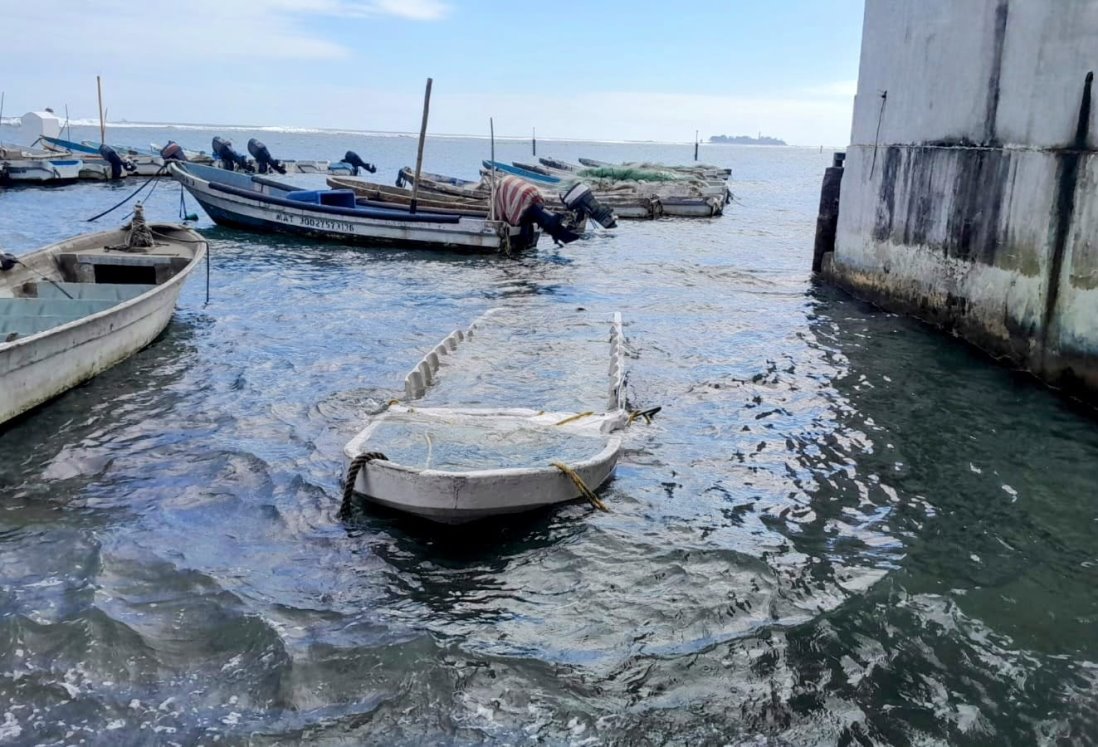 Pescadores de Veracruz esperan rescatar lanchas hundidas tras norte