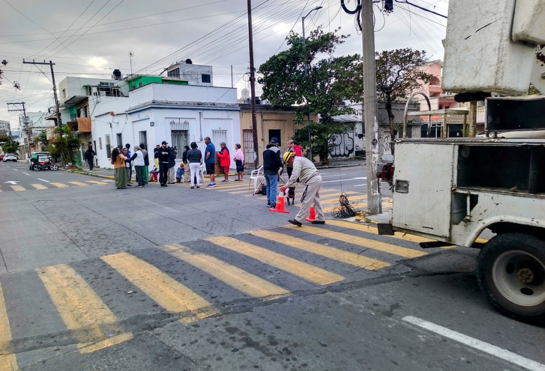 Vecinos de Ricardo Flores Magón bloquean calle por falta de luz en Veracruz