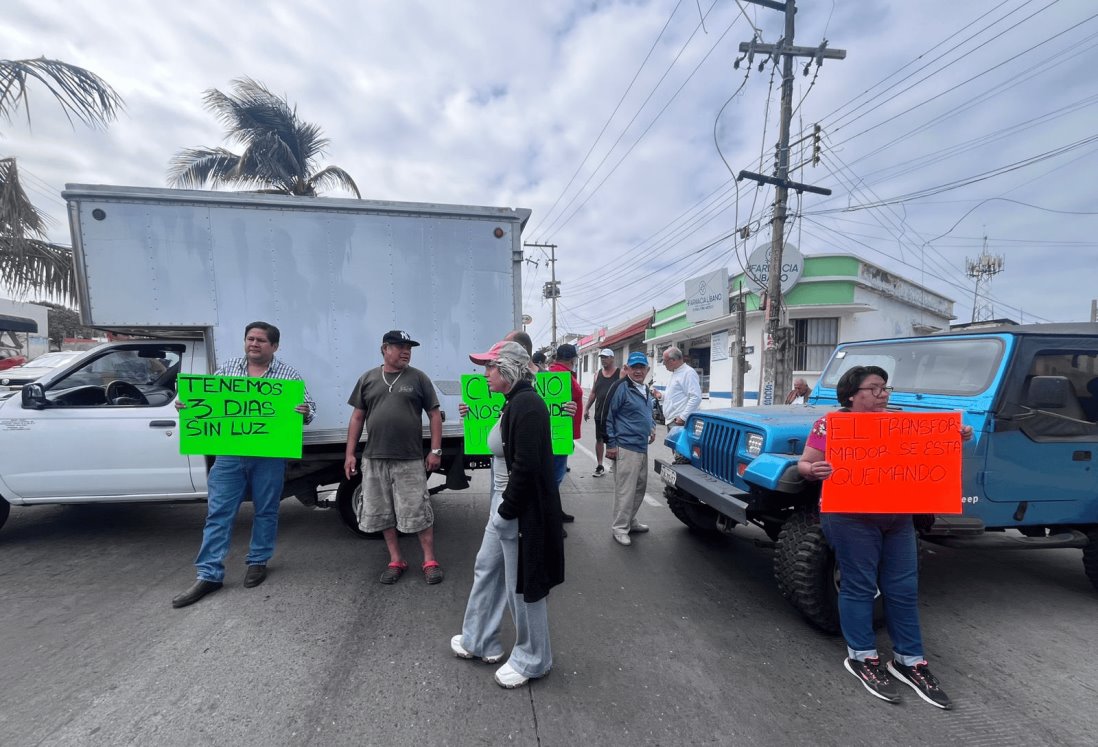 Vecinos de la colonia Pascual Ortiz Rubio bloquean avenida Xalapa por falta de luz