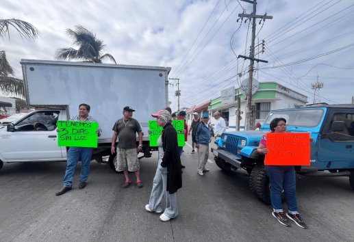 Vecinos de la colonia Pascual Ortiz Rubio bloquean avenida Xalapa por falta de luz