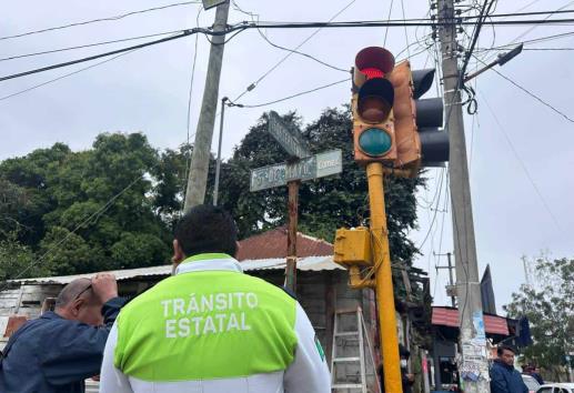 Avanza reparación de semáforos en Tihuatlán