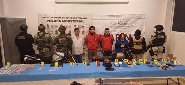 Ejecutan 7 órdenes de cateo en un municipio de Veracruz; encuentran armas y estupefacientes