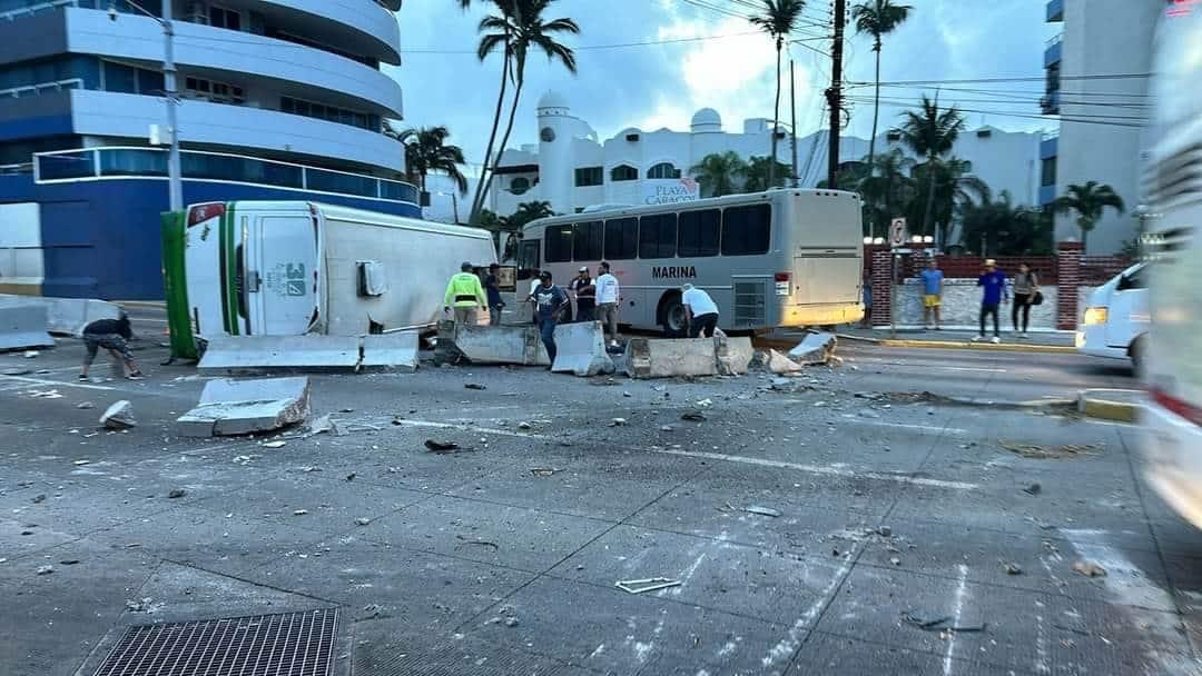 Familiares de joven herido en volcadura de autobús Saeta piden apoyo para cirugía