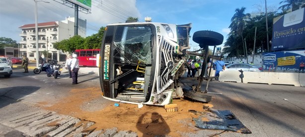 Familiares de joven herido en volcadura de autobús Saeta piden apoyo para cirugía